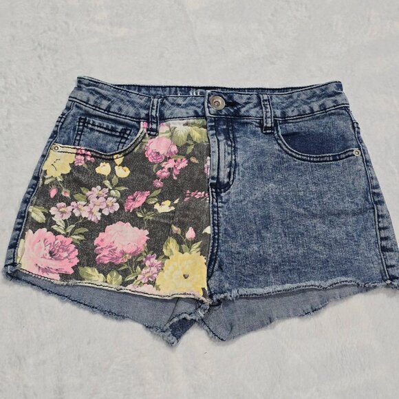 Dollhouse Floral Patch Denim Shorts 8 – Frayed Hem Blue Jean Summer Vibes EUC - Picture 2 of 7